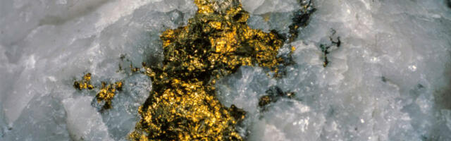 Natural piezoelectric effect may build gold deposits