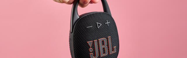 It’s been 1 year since I reviewed the JBL Clip 5 – here’s why it’s still my go-to Bluetooth speaker
