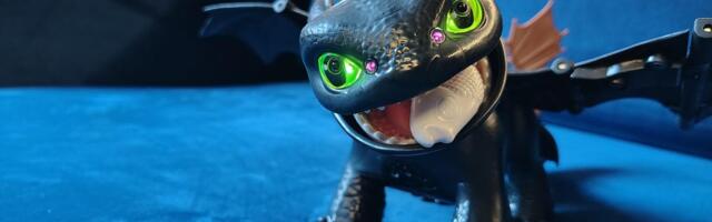 Toothless Is Brought to Life with Spin Master's $50 Animatronic Toy video