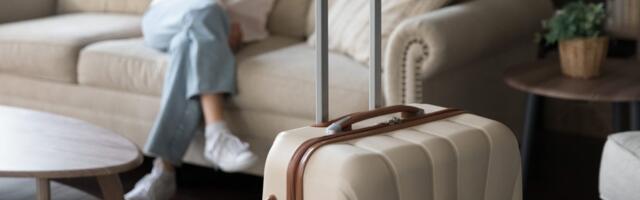 8 ways to be a good guest in someone's home, according to etiquette experts