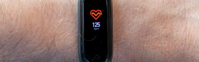 Fitness trackers and smartphone apps help heart disease patients stay active, study finds