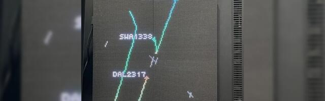 This Raspberry Pi matrix display tracks flights in real time