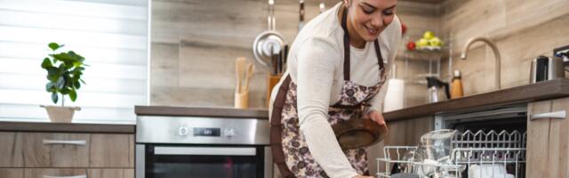 Psychology says the person in the family who always loads the dishwasher “their way” and reloads it after someone else tries is displaying these 7 patterns that explain far more than just kitchen preferences