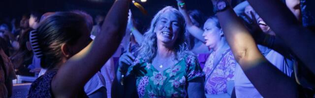 Psychologists explain that the loneliest people in a room are rarely the quiet ones in the corner. They’re the ones making everyone laugh, because humor became their way of being near people without ever having to be seen by them.