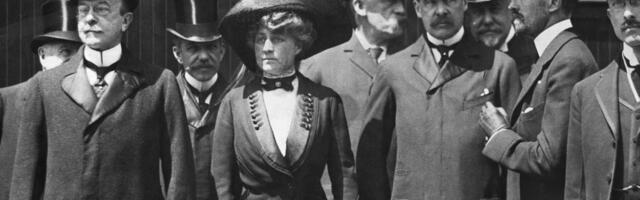 Mansions, parties, and fine dining: Vintage photos show how America's wealthiest business tycoons lived it up during the Gilded Age
