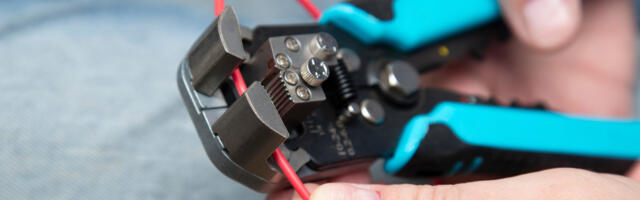 How To Use A Wire Stripping Tool (And Which Type You Should Be Using)