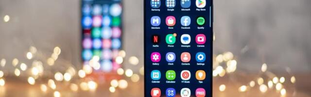 Best phones under Rs 50,000 (Aug 2025): Realme GT 7 Pro, Samsung Galaxy S24 FE to Google Pixel 9a