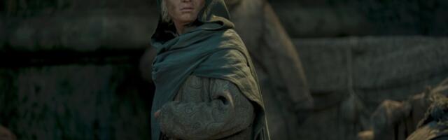 House of the Dragon Season 3, episode 1: Aegon originally knelt. Tom Glynn-Carney changed it.