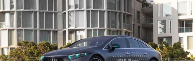 Mercedes adds turquoise lights to indicate self-driving cars