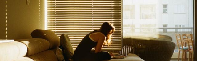 Psychology says the most resilient people aren’t the ones who bounce back fast or stay positive through everything — they’re the ones who let themselves fall apart quietly on a Tuesday evening and still get up on Wednesday morning and do what needs to be done