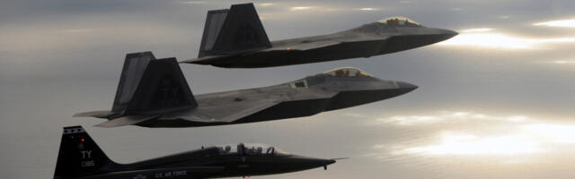 What Are The Green Lights On Fighter Jets For?