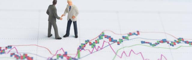 Bitcoin, XRP, ETH Steady as BTC ETFs Attract $590M Inflows