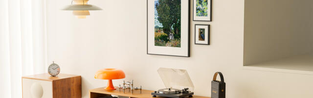 This E-Ink digital photo frame helps you create your own masterpieces