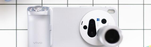 More phone cameras should come with silly telephoto lenses