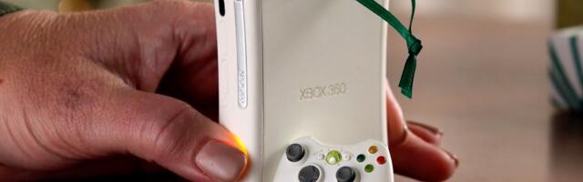 Hallmark’s glowing Xbox 360 ornament plays the Halo theme