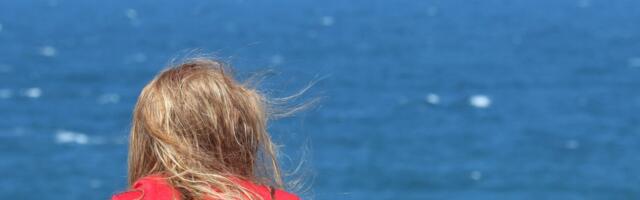 Psychology says people who feel emotionally lighter within minutes of arriving at the ocean aren’t imagining it — studies show that simply looking at water can lower blood pressure and slow the heart rate in less than two minutes, before a single wave has been heard.