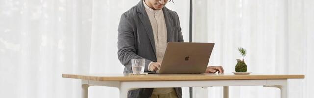 This extraordinary 4-legged standing desk gives a glimpse of how this popular piece of home office furniture might evolve in the future