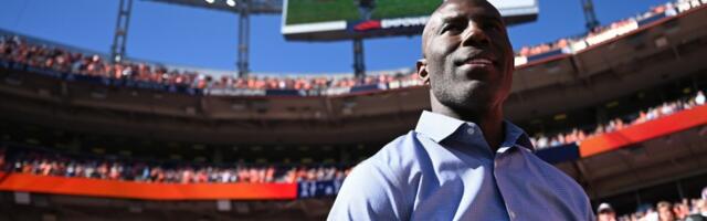 WATCH: Newly released video shows moment Terrell Davis was handcuffed, escorted off United Airlines flight
