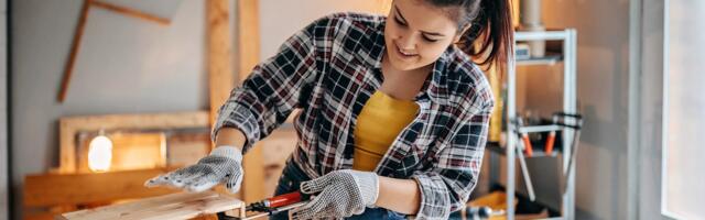 Research suggests that people who talk to themselves out loud while problem-solving aren’t eccentric — they’re accessing a cognitive loop that processes information 30% more efficiently than internal dialogue, and the habit that most people suppress in public is the exact mechanism their brain would choose if social judgement weren’t part of the equation