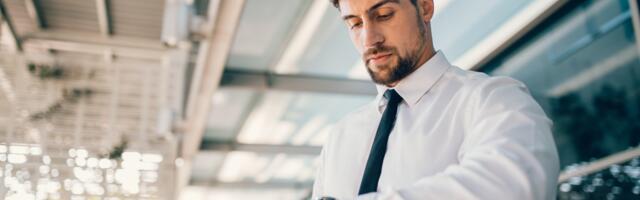 Psychology says the people who still wear a wristwatch in a world of smartphones aren’t behind – they have a specific relationship with time and intention that most people quietly abandoned without realizing what they gave up