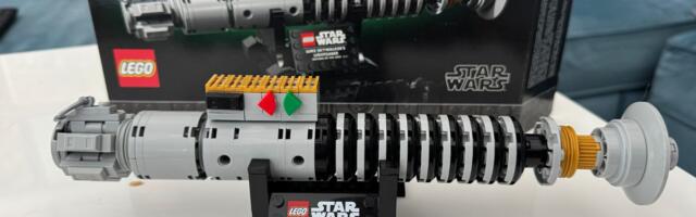 This Star Wars Lego Lightsaber Has a Kyber Crystal and I Love It