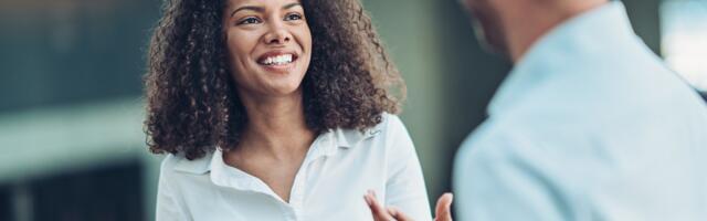 9 things people with genuinely high social intelligence never do in a conversation — and the one that separates them most clearly from people who are merely charming is something so subtle that most people have never consciously noticed it happening