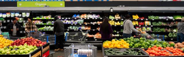 Walmart cracks into the $1 trillion club