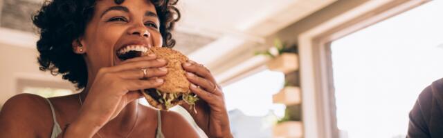 Psychology says people who stack plates and tidy up before leaving a restaurant aren’t being polite — they’re managing a deep anxiety about being perceived as the kind of person who leaves a mess, and the compulsion often traces back to a single childhood household rule they were never allowed to question