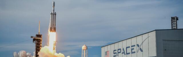 Sen. Elizabeth Warren Makes Hail Mary Plea to Delay SpaceX IPO