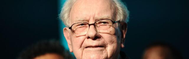 Warren Buffett asked Tim Cook to take a bow in a surprise speech at Berkshire meeting