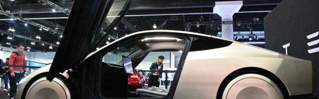 US to loosen rules on self-driving vehicles criticised by Musk