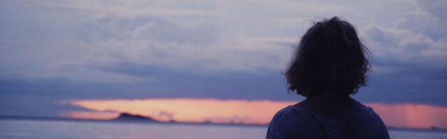 Psychology suggests that people who feel drawn to the ocean aren’t just being sentimental: research on “blue spaces” finds that time near water is linked with lower stress, better mood, and a restorative state of effortless attention — the kind of calm, lightly absorbed focus that can feel almost meditative.