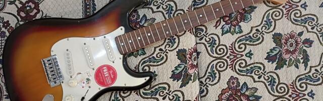 Поддельный Fender Stratocaster c Aliexpress