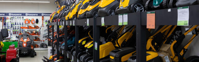 This Is Probably The Best & Safest Type Of Lawn Mower To Buy If You Have A Hilly Yard