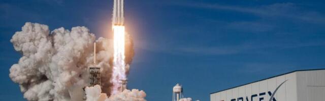 SpaceX opens 20% higher at $162 in blockbuster Nasdaq debut