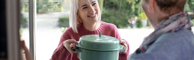 People who always bring a gift when visiting someone’s home usually grew up with these 7 classy rules