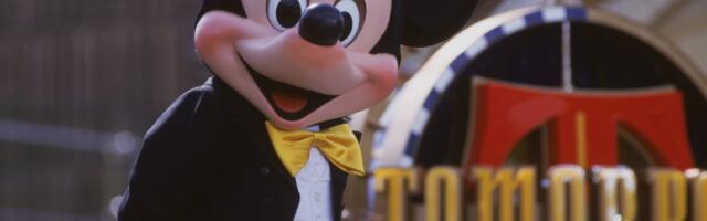 Being filmed by Meta smart glasses? The internet says to play Disney music.
