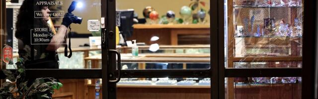 2 arrested following smash-and-grab robbery at North Bay jewelry store; 4 suspects at large