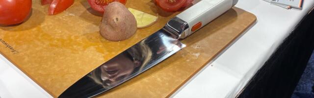 What It's Like to Slice Food With an Ultrasonic Knife that Vibrates 30,000 Times Per Second