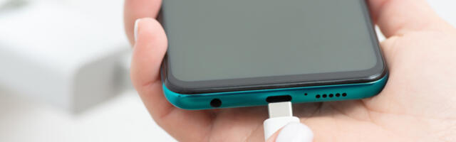 5 Things You Should Never Plug Into Your Phone's USB Ports (And Why)