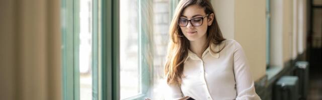 Psychology says the people who are genuinely mentally stronger than most aren’t the ones who power through, stay positive, or never break down, they’re the ones who let themselves fall apart quietly on a Tuesday evening, sat in the rubble for as long as it took, and showed up Wednesday morning without making anyone else carry it