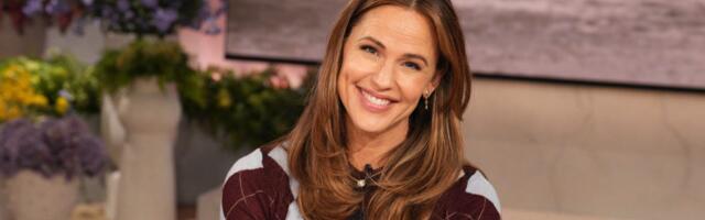 Jennifer Garner says she doesn't apologize to her kids for working: 'I'm still their mom'