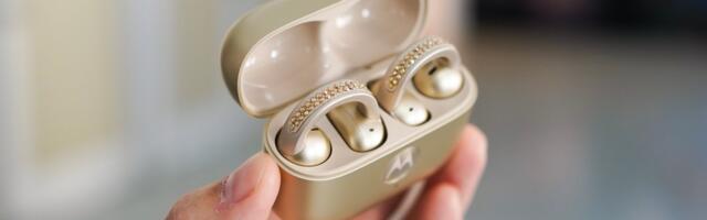 Carrie Bradshaw Would Love These Swarovski Crystal-Studded Motorola Earbuds