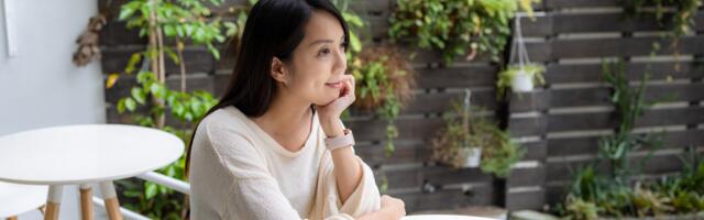 People who find it physically uncomfortable to look someone in the eye during a compliment aren’t insecure or evasive — they’re often the ones who take in emotional information so directly that full eye contact during something kind becomes almost too much to hold
