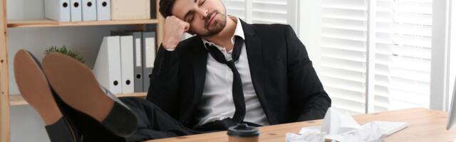 People who never move forward in life usually display these 8 self-sabotaging habits without realizing it