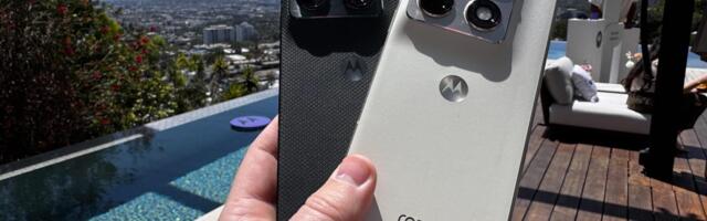 Motorola Razr Fold Hands-On: Watch Out Samsung, This Phone Has an Edge