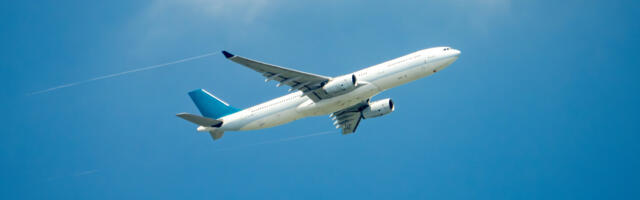 The Reason Commercial Planes May Appear To Hover In Mid-Air, Even Though They Can't