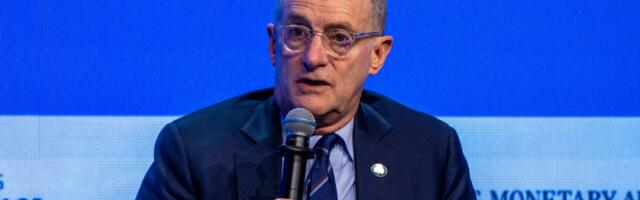 Howard Marks warned of an AI 'moonshot' mentality — and shared why he'd rather own tech titans than flashy startups