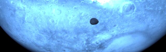 Hera Asteroid Probe Spots Mysterious Martian Moon During Flyby