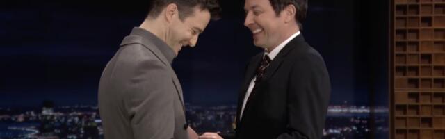 Bridgerton star Luke Thompson teaches Jimmy Fallon an elegant dance from the show